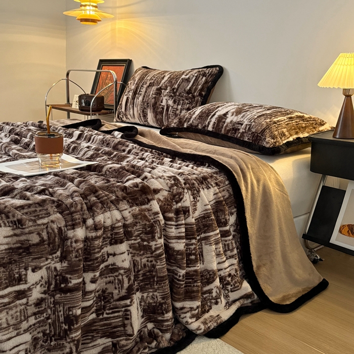 91家纺网 家纺一手货源 找家纺 （总）铠畅家纺 2025新款兔毛包边款仿兔毛被套毯牛奶绒被套毯子