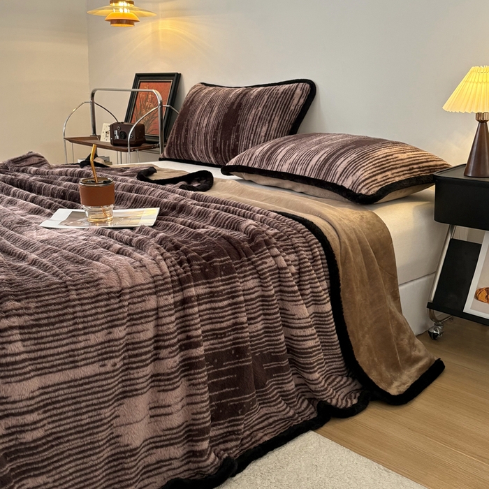 91家纺网 家纺一手货源 找家纺 （总）铠畅家纺 2025新款兔毛包边款仿兔毛被套毯牛奶绒被套毯子