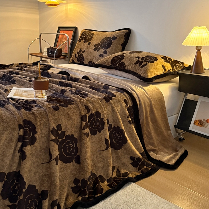 91家纺网 家纺一手货源 找家纺 （总）铠畅家纺 2025新款兔毛包边款仿兔毛被套毯牛奶绒被套毯子,爱意玫瑰,奥斯玫瑰,晨间玫瑰,蝶之翼,花间絮语,花夕,浪漫雪豹,鎏金豹迹,律动,绿野仙踪,玫瑰晨露,魅影,魅影豹纹,莫奈花园,墨染芳华,暮光,双栖蝶,微瑕时光,雅致咖纹,永恒誓言