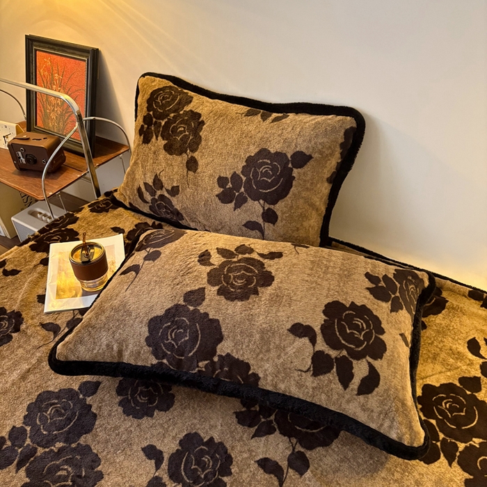 91家纺网 家纺一手货源 找家纺 铠畅家纺 2025新款兔毛包边款仿兔毛被套毯牛奶绒被套毯子 爱意玫瑰