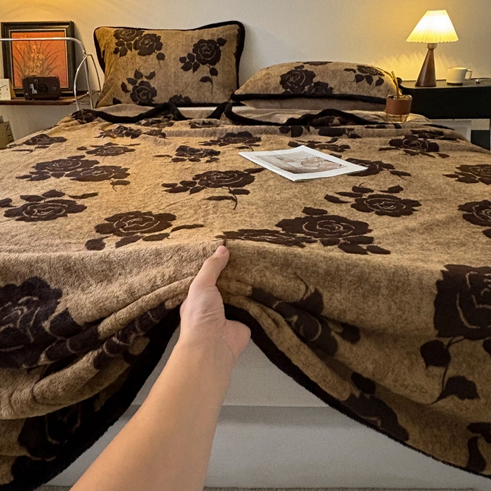 91家纺网 家纺一手货源 找家纺 铠畅家纺 2025新款兔毛包边款仿兔毛被套毯牛奶绒被套毯子 爱意玫瑰
