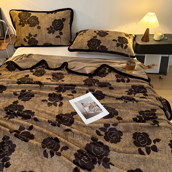 91家纺网 家纺一手货源 找家纺 铠畅家纺 2025新款兔毛包边款仿兔毛被套毯牛奶绒被套毯子 爱意玫瑰