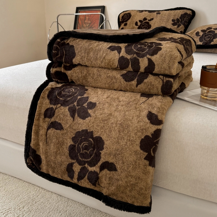 91家纺网 家纺一手货源 找家纺 铠畅家纺 2025新款兔毛包边款仿兔毛被套毯牛奶绒被套毯子 爱意玫瑰