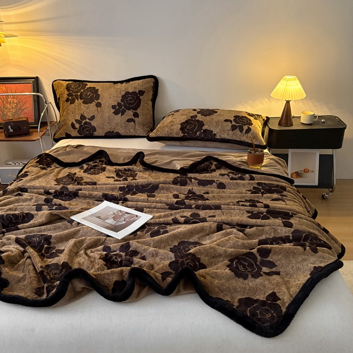 91家纺网 家纺一手货源 找家纺 铠畅家纺 2025新款兔毛包边款仿兔毛被套毯牛奶绒被套毯子 爱意玫瑰