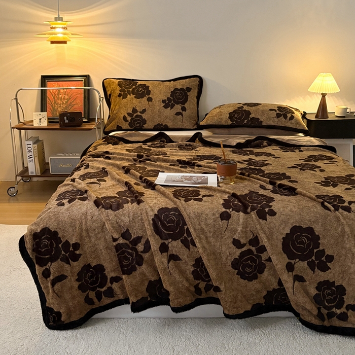 91家纺网 家纺一手货源 找家纺 铠畅家纺 2025新款兔毛包边款仿兔毛被套毯牛奶绒被套毯子 爱意玫瑰