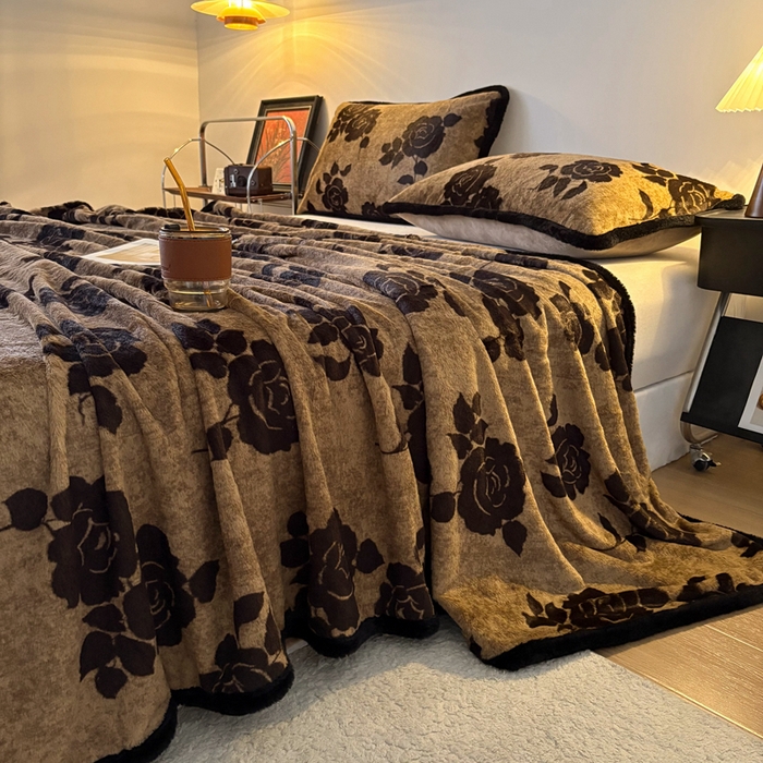 91家纺网 家纺一手货源 找家纺 铠畅家纺 2025新款兔毛包边款仿兔毛被套毯牛奶绒被套毯子 爱意玫瑰