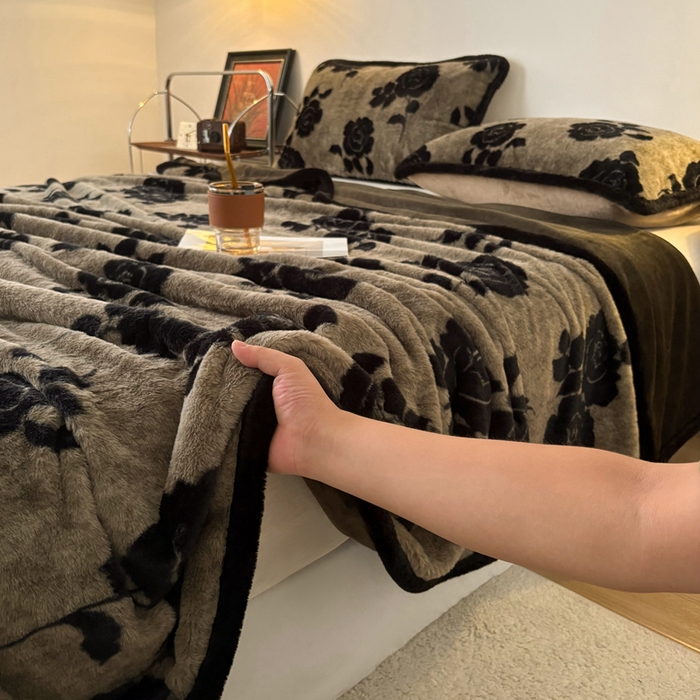 91家纺网 家纺一手货源 找家纺 铠畅家纺 2025新款兔毛包边款仿兔毛被套毯牛奶绒被套毯子 奥斯玫瑰