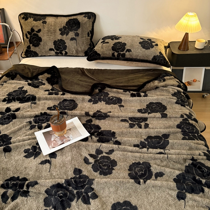 91家纺网 家纺一手货源 找家纺 铠畅家纺 2025新款兔毛包边款仿兔毛被套毯牛奶绒被套毯子 奥斯玫瑰