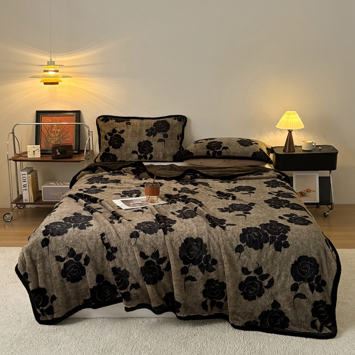 91家纺网 家纺一手货源 找家纺 铠畅家纺 2025新款兔毛包边款仿兔毛被套毯牛奶绒被套毯子 奥斯玫瑰