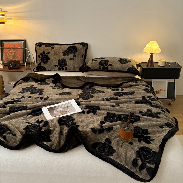 91家纺网 家纺一手货源 找家纺 铠畅家纺 2025新款兔毛包边款仿兔毛被套毯牛奶绒被套毯子 奥斯玫瑰