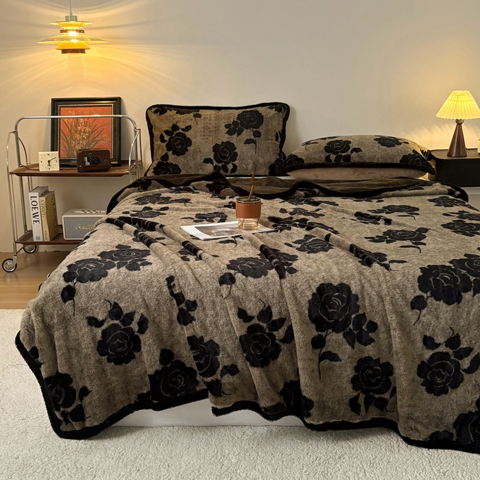 91家纺网 家纺一手货源 找家纺 铠畅家纺 2025新款兔毛包边款仿兔毛被套毯牛奶绒被套毯子 奥斯玫瑰