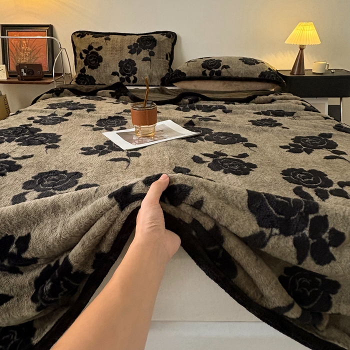 91家纺网 家纺一手货源 找家纺 铠畅家纺 2025新款兔毛包边款仿兔毛被套毯牛奶绒被套毯子 奥斯玫瑰