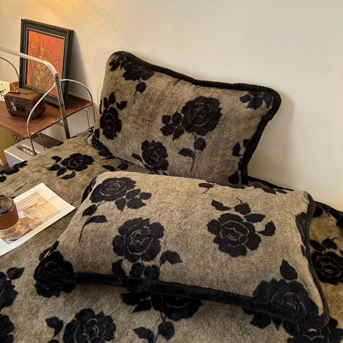 91家纺网 家纺一手货源 找家纺 铠畅家纺 2025新款兔毛包边款仿兔毛被套毯牛奶绒被套毯子 奥斯玫瑰