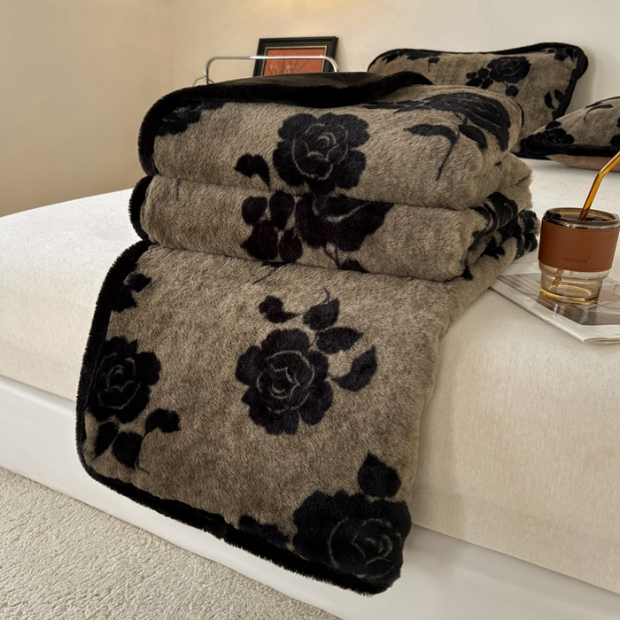 91家纺网 家纺一手货源 找家纺 铠畅家纺 2025新款兔毛包边款仿兔毛被套毯牛奶绒被套毯子 奥斯玫瑰