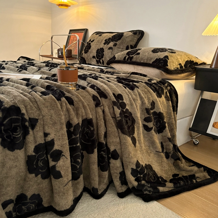 91家纺网 家纺一手货源 找家纺 铠畅家纺 2025新款兔毛包边款仿兔毛被套毯牛奶绒被套毯子 奥斯玫瑰