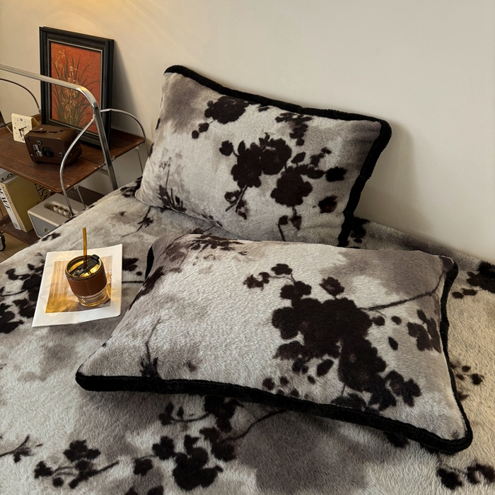 91家纺网 家纺一手货源 找家纺 铠畅家纺 2025新款兔毛包边款仿兔毛被套毯牛奶绒被套毯子 晨间玫瑰