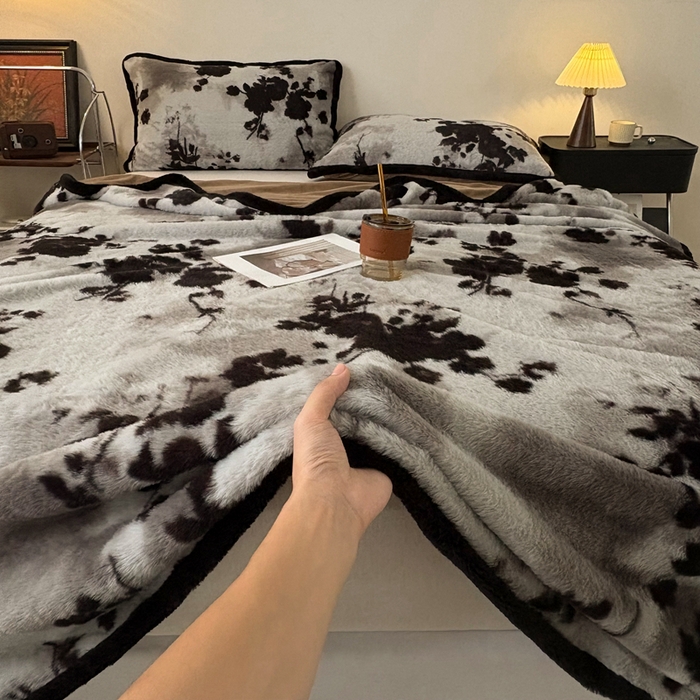 91家纺网 家纺一手货源 找家纺 铠畅家纺 2025新款兔毛包边款仿兔毛被套毯牛奶绒被套毯子 晨间玫瑰