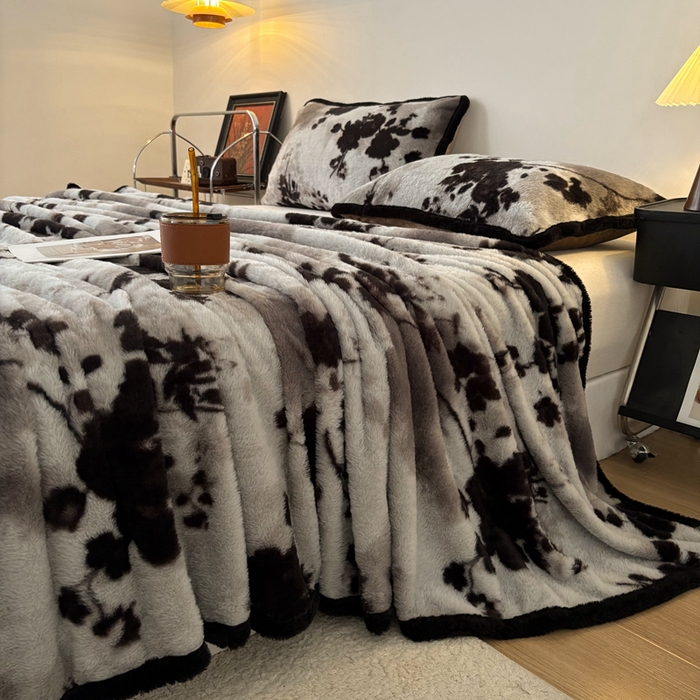 91家纺网 家纺一手货源 找家纺 铠畅家纺 2025新款兔毛包边款仿兔毛被套毯牛奶绒被套毯子 晨间玫瑰