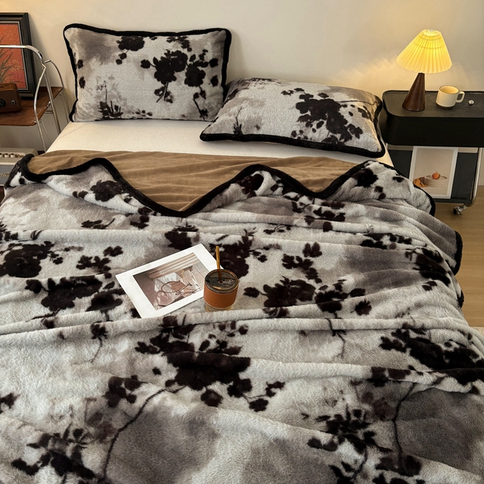 91家纺网 家纺一手货源 找家纺 铠畅家纺 2025新款兔毛包边款仿兔毛被套毯牛奶绒被套毯子 晨间玫瑰