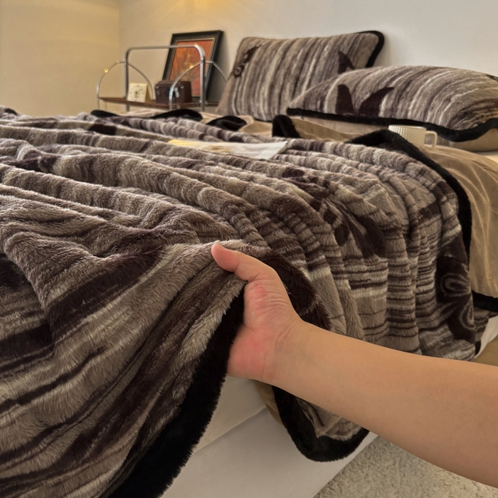 91家纺网 家纺一手货源 找家纺 铠畅家纺 2025新款兔毛包边款仿兔毛被套毯牛奶绒被套毯子 蝶之翼