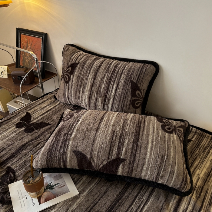 91家纺网 家纺一手货源 找家纺 铠畅家纺 2025新款兔毛包边款仿兔毛被套毯牛奶绒被套毯子 蝶之翼