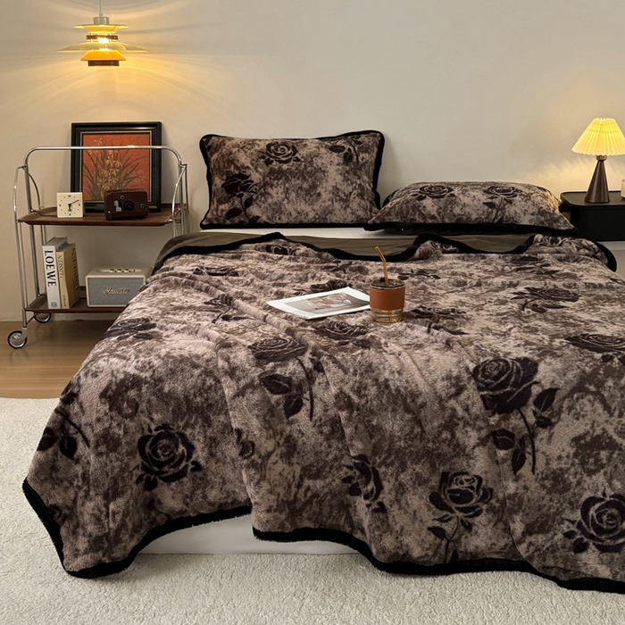 91家纺网 家纺一手货源 找家纺 铠畅家纺 2025新款兔毛包边款仿兔毛被套毯牛奶绒被套毯子 花间絮语