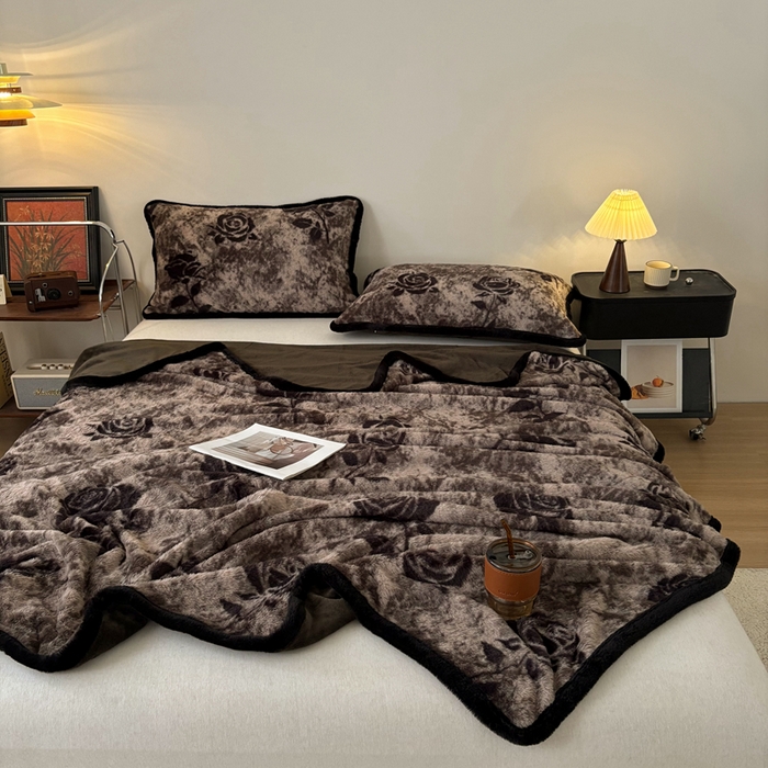 91家纺网 家纺一手货源 找家纺 铠畅家纺 2025新款兔毛包边款仿兔毛被套毯牛奶绒被套毯子 花间絮语