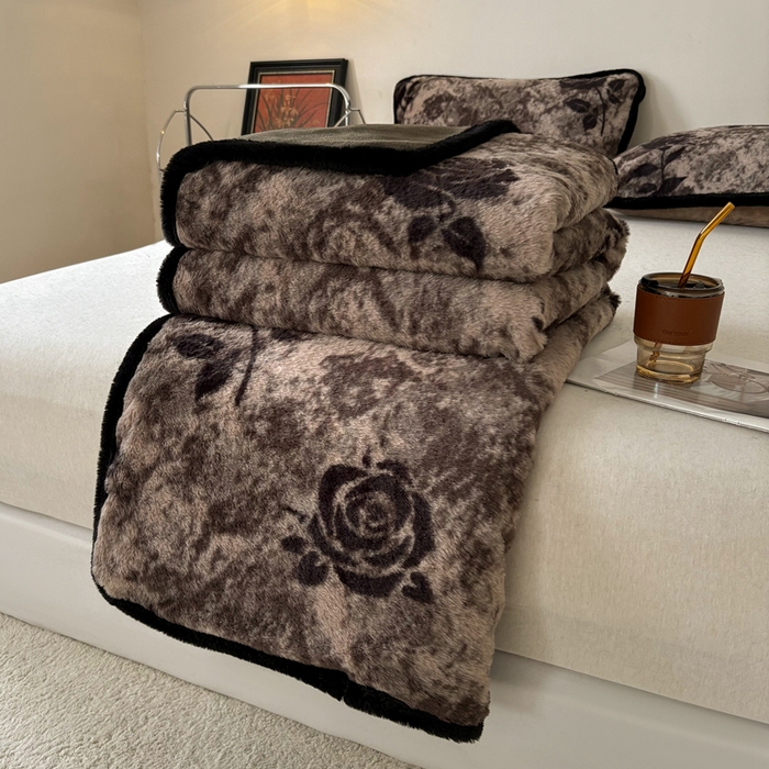 91家纺网 家纺一手货源 找家纺 铠畅家纺 2025新款兔毛包边款仿兔毛被套毯牛奶绒被套毯子 花间絮语