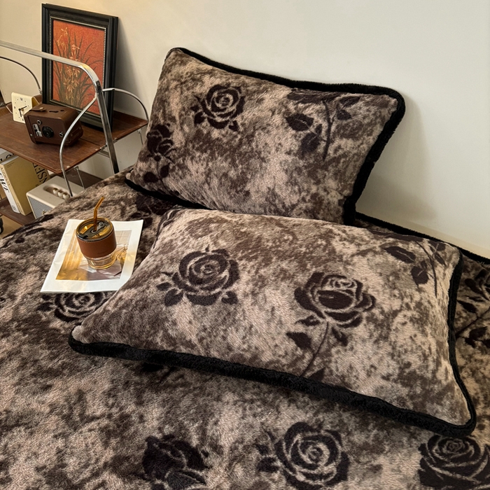 91家纺网 家纺一手货源 找家纺 铠畅家纺 2025新款兔毛包边款仿兔毛被套毯牛奶绒被套毯子 花间絮语