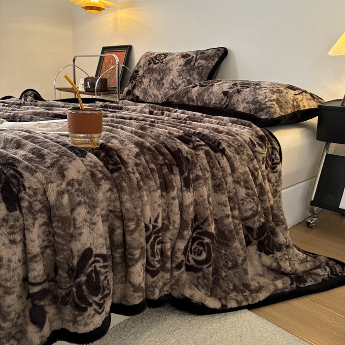 91家纺网 家纺一手货源 找家纺 铠畅家纺 2025新款兔毛包边款仿兔毛被套毯牛奶绒被套毯子 花间絮语