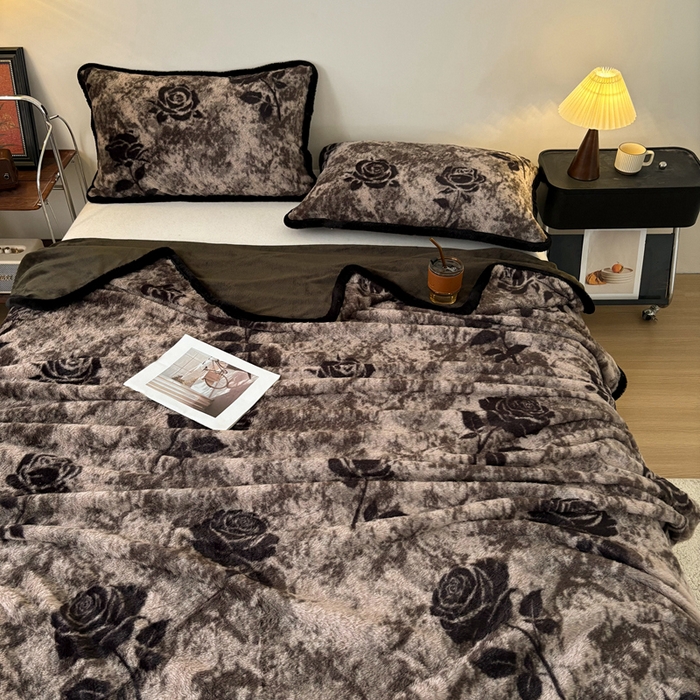 91家纺网 家纺一手货源 找家纺 铠畅家纺 2025新款兔毛包边款仿兔毛被套毯牛奶绒被套毯子 花间絮语