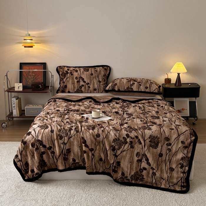 91家纺网 家纺一手货源 找家纺 铠畅家纺 2025新款兔毛包边款仿兔毛被套毯牛奶绒被套毯子 花夕