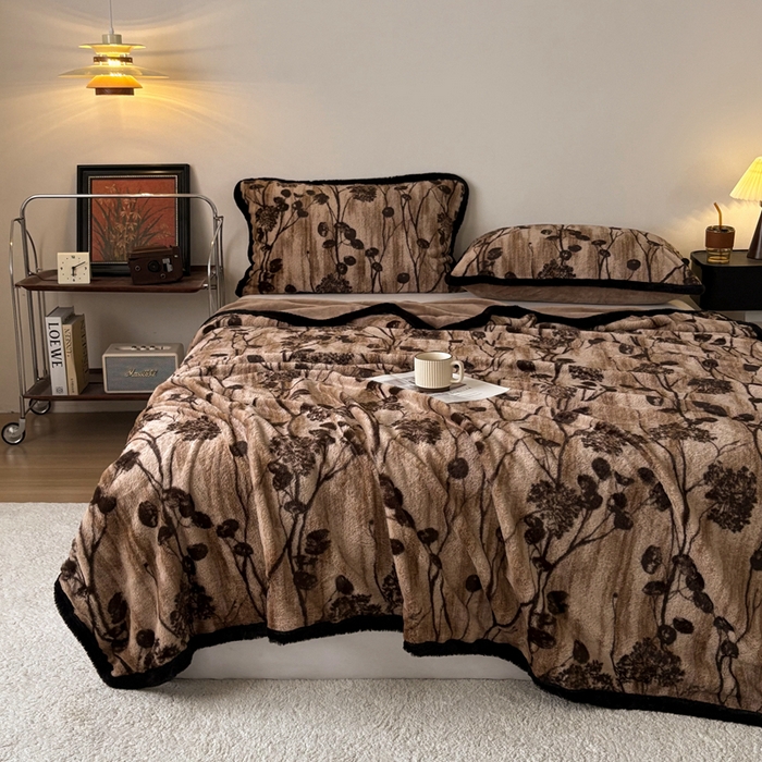 91家纺网 家纺一手货源 找家纺 铠畅家纺 2025新款兔毛包边款仿兔毛被套毯牛奶绒被套毯子 花夕