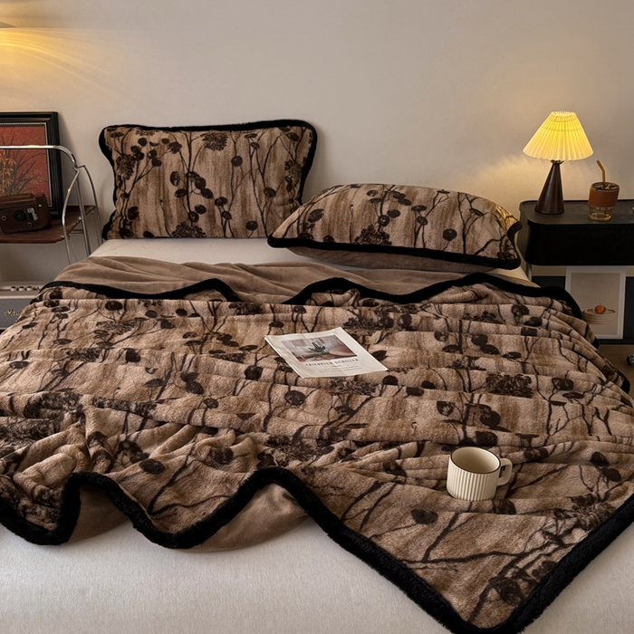 91家纺网 家纺一手货源 找家纺 铠畅家纺 2025新款兔毛包边款仿兔毛被套毯牛奶绒被套毯子 花夕