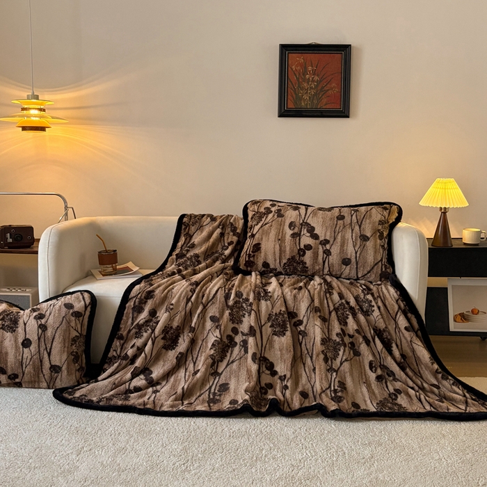 91家纺网 家纺一手货源 找家纺 铠畅家纺 2025新款兔毛包边款仿兔毛被套毯牛奶绒被套毯子 花夕