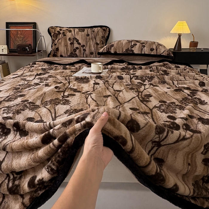 91家纺网 家纺一手货源 找家纺 铠畅家纺 2025新款兔毛包边款仿兔毛被套毯牛奶绒被套毯子 花夕