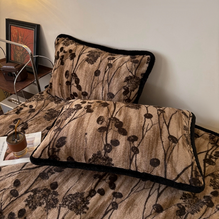 91家纺网 家纺一手货源 找家纺 铠畅家纺 2025新款兔毛包边款仿兔毛被套毯牛奶绒被套毯子 花夕