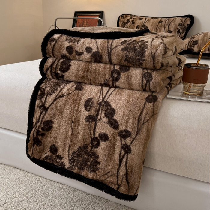 91家纺网 家纺一手货源 找家纺 铠畅家纺 2025新款兔毛包边款仿兔毛被套毯牛奶绒被套毯子 花夕