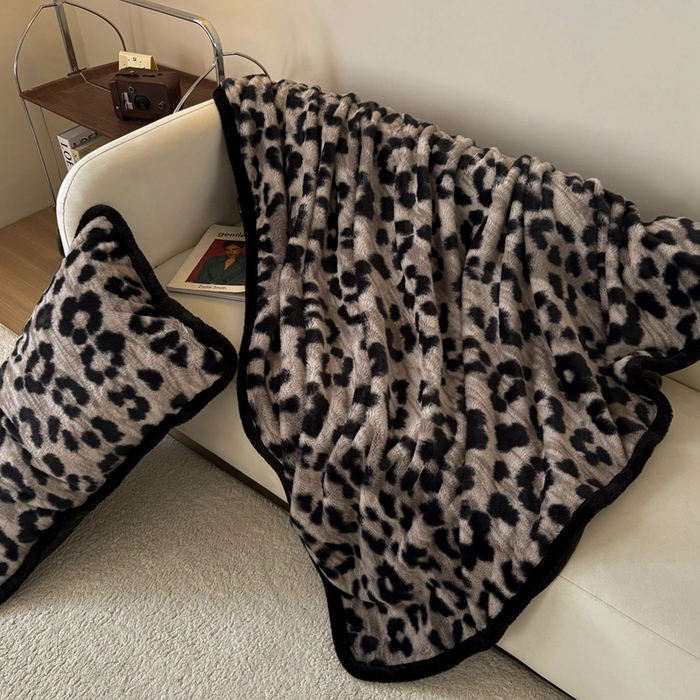 91家纺网 家纺一手货源 找家纺 铠畅家纺 2025新款兔毛包边款仿兔毛被套毯牛奶绒被套毯子 浪漫雪豹