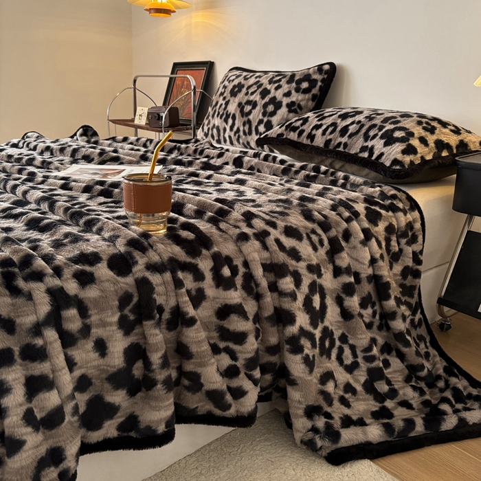 91家纺网 家纺一手货源 找家纺 铠畅家纺 2025新款兔毛包边款仿兔毛被套毯牛奶绒被套毯子 浪漫雪豹