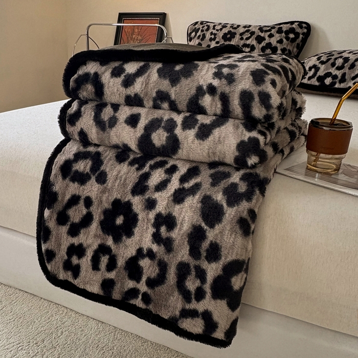 91家纺网 家纺一手货源 找家纺 铠畅家纺 2025新款兔毛包边款仿兔毛被套毯牛奶绒被套毯子 浪漫雪豹