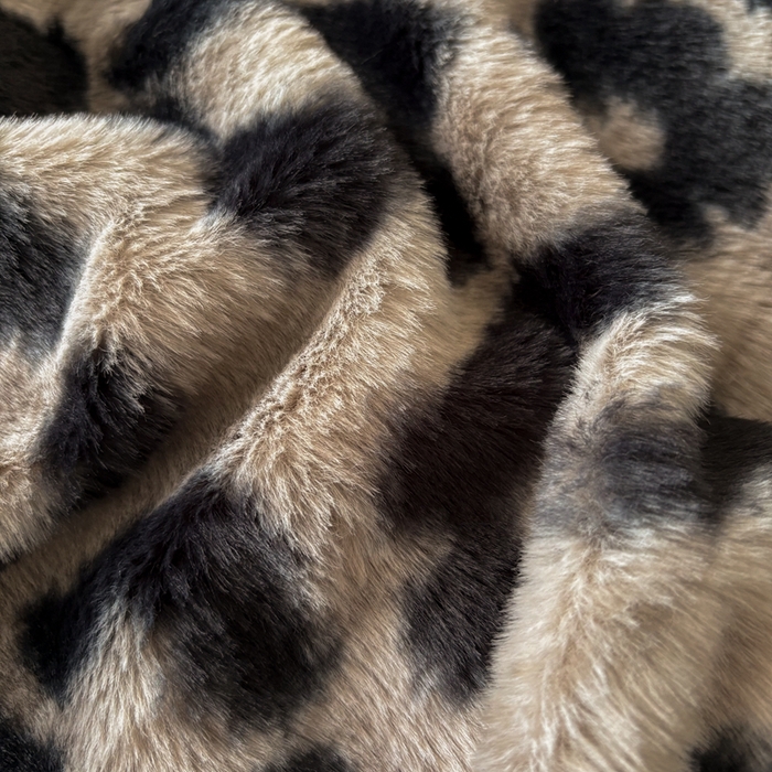 91家纺网 家纺一手货源 找家纺 铠畅家纺 2025新款兔毛包边款仿兔毛被套毯牛奶绒被套毯子 浪漫雪豹