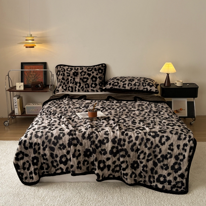 91家纺网 家纺一手货源 找家纺 铠畅家纺 2025新款兔毛包边款仿兔毛被套毯牛奶绒被套毯子 浪漫雪豹