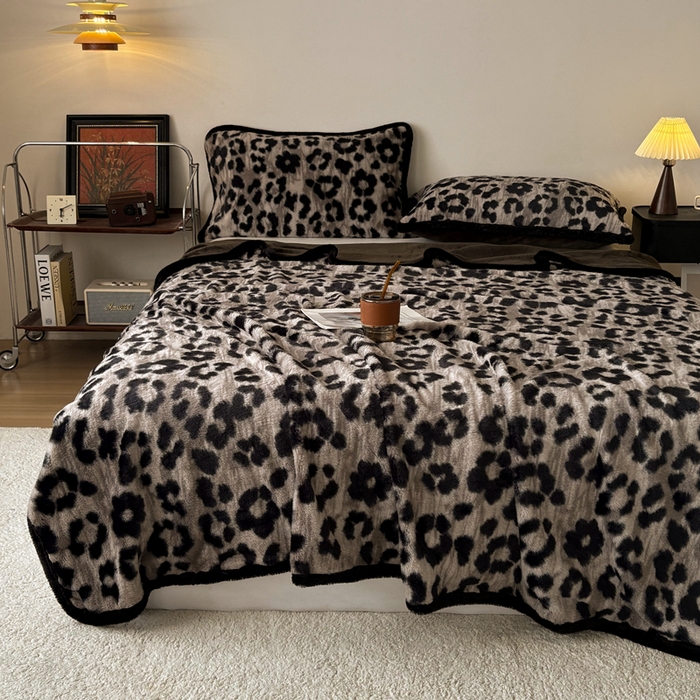 91家纺网 家纺一手货源 找家纺 铠畅家纺 2025新款兔毛包边款仿兔毛被套毯牛奶绒被套毯子 浪漫雪豹