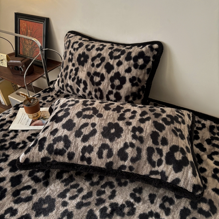 91家纺网 家纺一手货源 找家纺 铠畅家纺 2025新款兔毛包边款仿兔毛被套毯牛奶绒被套毯子 浪漫雪豹