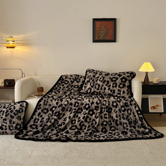 91家纺网 家纺一手货源 找家纺 铠畅家纺 2025新款兔毛包边款仿兔毛被套毯牛奶绒被套毯子 浪漫雪豹