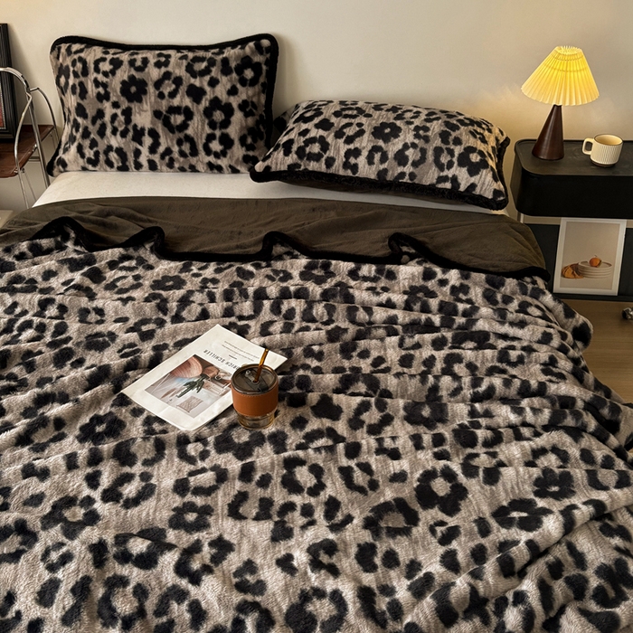 91家纺网 家纺一手货源 找家纺 铠畅家纺 2025新款兔毛包边款仿兔毛被套毯牛奶绒被套毯子 浪漫雪豹