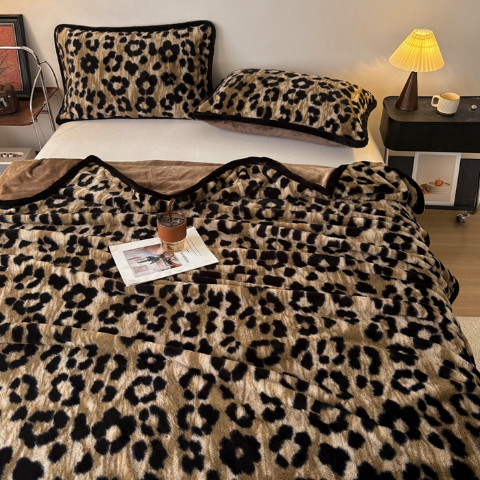 91家纺网 家纺一手货源 找家纺 铠畅家纺 2025新款兔毛包边款仿兔毛被套毯牛奶绒被套毯子 鎏金豹迹