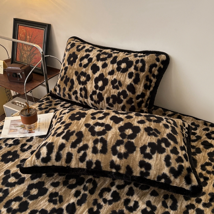 91家纺网 家纺一手货源 找家纺 铠畅家纺 2025新款兔毛包边款仿兔毛被套毯牛奶绒被套毯子 鎏金豹迹