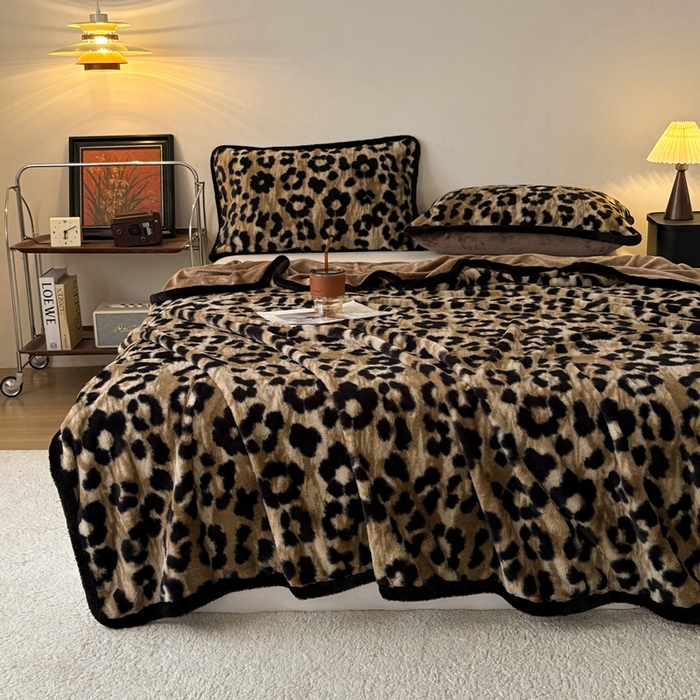 91家纺网 家纺一手货源 找家纺 铠畅家纺 2025新款兔毛包边款仿兔毛被套毯牛奶绒被套毯子 鎏金豹迹